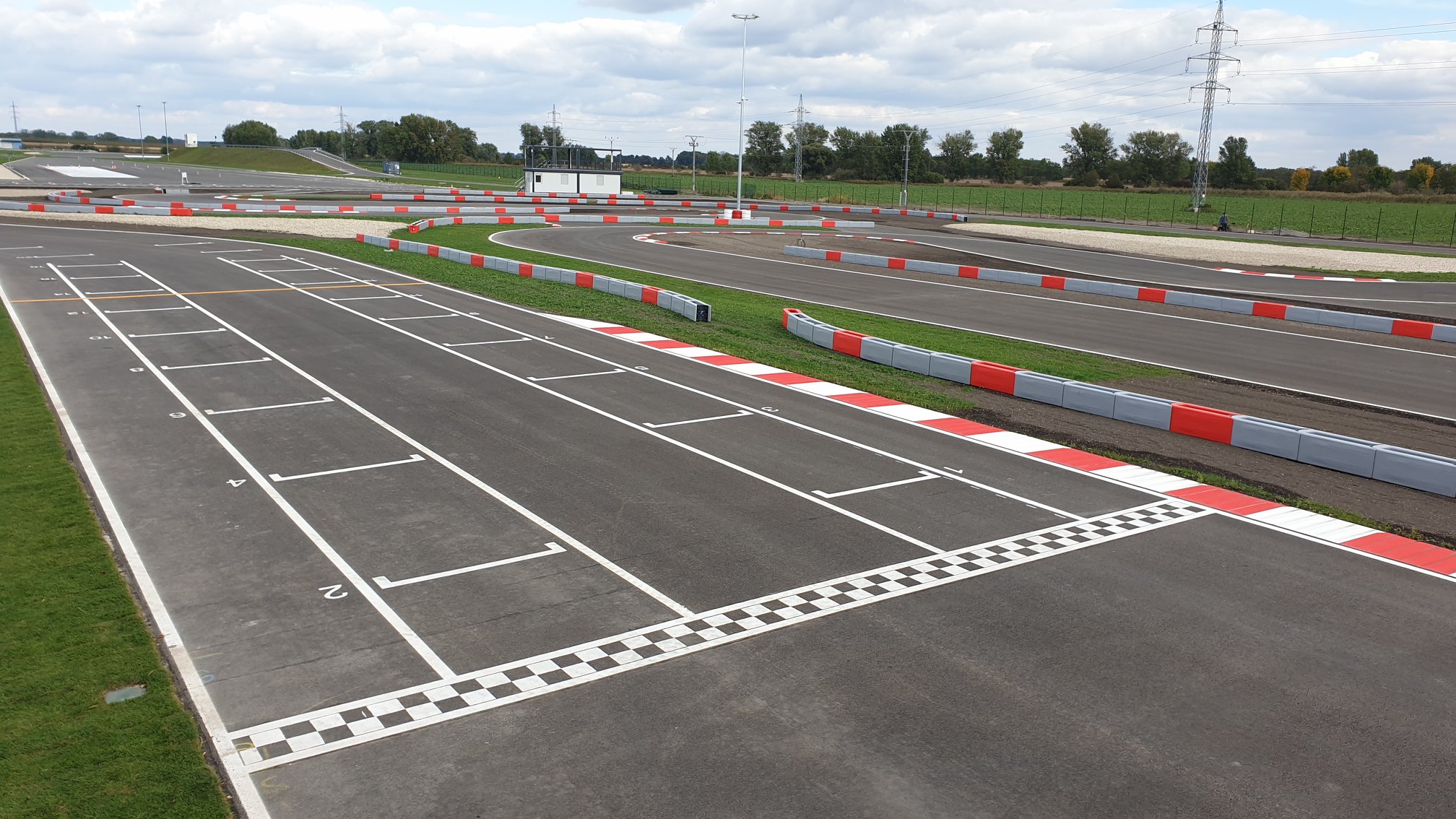 Už o pár dní, presnejšie 10.10.2019 Slovenská asociácia motoristického športu (SAMŠ) oficiálne otvorí pri okruhu SLOVAKIA RING nové profesionálne motokárové centrum – SLOVAK KARTING CENTER. Krátko na to, cez víkend 12.-13. októbra, bude centrum hostiť aj svoje prvé podujatie - finálové kolo Slovenského kartingového pohára.