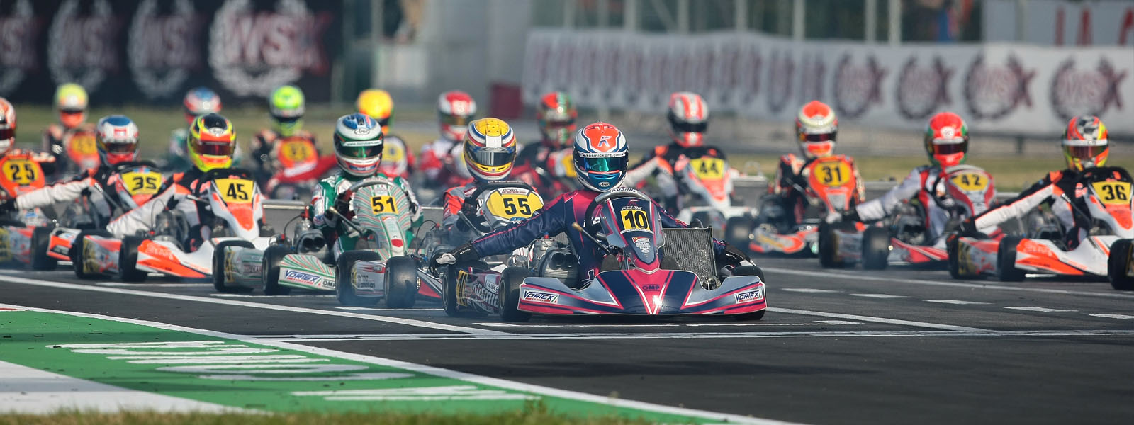 Takmer 300 jazdcov sa prihlásilo do štvrtého a záverečného kola série WSK Super Master na Medzinárodnom okruhu Napoli v Sarne (I). Kvalifikačný tréning a rozcvičky začínajú vo štvrtok 21. marca. Prefinále a finále v živom vysielaní bude v nedeľu.
